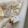 Elegante bolso vanity acolchado blanco con logo de camelia dorada y correa cadena - Pequeño / Blanco