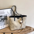 Beige Tragetasche im Retro-Look mit schwarzen Henkeln und Plüsch-Eiscreme-Anhänger - Mit Anhänger / Beige