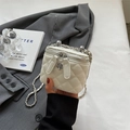 Schicke beige gesteppte Tasche mit Kamelien-Anhänger und silbernem Kettenriemen - Klein / Weiß