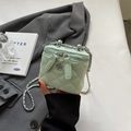 Minzgrüne gesteppte Mini-Tasche mit Kamelien-Ornament und silberner Kette - Klein / Mintgrün