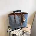 Blaue Denim-Tragetasche mit braunen Lederriemen und niedlichem Plüsch-Eiscreme-Anhänger - Mit Anhänger / Blau