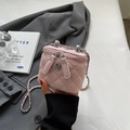 Zartrosa gesteppte Mini-Kettentasche mit silberner Kamelie und Doppelreißverschluss - Klein / Rosa