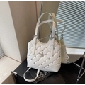 Weiße Stepptasche mit Sternen-Metallschmuck und funkelndem Diamantbesatz-Akzent - Cremeweiß