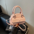 Elegante borsa bowling rosa chiaro lucida con manico e tracolla rimovibile sottile - Rosa