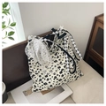 Détail du sac en toile à imprimé fleuri, nœud en dentelle et bandoulière à fleurs 3D - Blanc Cassé