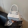Mini borsa a mano in pelle verniciata azzurra lucida con doppi manici e tracolla - Blu