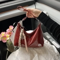 Borsa a spalla bordeaux in pelle cerata con logo M metallico e ciondolo intrecciato - Rosso con Pendente