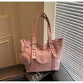 Détail d'un cabas rose en nylon avec petit porte-monnaie rond et bandoulière réglable - Sac Tote Avec Pochette Ronde / Rose