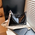 Borsa a spalla minimalista in pelle cerata nera con ciondolo a racchetta e dettagli argento - Nero con ciondolo