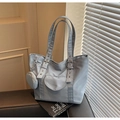 Détail du sac fourre-tout bleu clair en nylon avec poche cœur et mini pochette ronde - Sac Tote Avec Pochette Ronde / Bleu