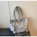 Détail du fourre-tout gris en nylon avec pochette ronde sur un banc en cuir - Sac Tote Avec Pochette Ronde / Gris