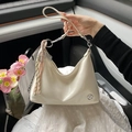Elegante borsa hobo color crema in pelle cerata con ciondolo a racchetta - Bianco con ciondolo