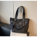 Gros plan d'un cabas noir en nylon avec boucles utilitaires et petit porte-monnaie - Sac Tote Avec Pochette Ronde / Noir