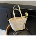 Große beige geflochtene Strohtasche mit Spitzentextur und dekorativem Quastenanhänger - Cremeweiß