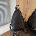 Elegante borsa a tracolla in nylon nero con doppia zip e tracolla regolabile in tessuto - Nero