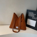 Bolso tote de lona color caramelo con correa ancha ajustable y etiqueta decorativa - Marrón