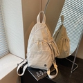 Zaino chic da donna in nylon beige con spallacci regolabili e design multitasche - Bianco Sporco