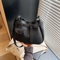 Sac seau noir grainé avec boucle décorative et mini pochette accessoire - Noir