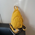 Borsa a tracolla in nylon giallo zenzero con cinturino regolabile e doppie tasche - Giallo