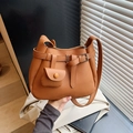 Sac seau marron en cuir grainé avec boucle réglable et mini porte-monnaie assorti - Marron