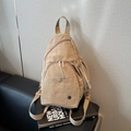 Borsa a tracolla minimalista in nylon kaki con tracolla larga e tasche multiple - Cachi
