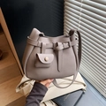 Sac seau en cuir grainé taupe avec boucle décorative et mini pochette amovible - Gris