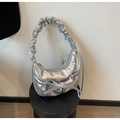 Dettaglio borsa a mezzaluna argento metallizzato con fiocco e manico arricciato su base - Argento