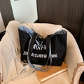 Borsa tote in tela nera con scritte bianche e fodera a righe per il giorno - Nero