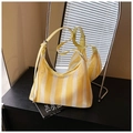 Detalle del bolso hobo de malla amarilla y blanca con hebilla y correa de cuero - Amarillo
