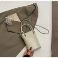Zylindrische Vintage Eimertasche in Creme mit Silberkette und Tragegriff aus Leder - Ohne Anhänger / Bohnengrün