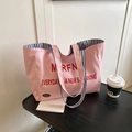 Borsa tote in tela rosa con stampa di lettere MRFN rosse e fodera a righe blu - Rosa