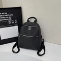 Mochila negra de moda con textura de fibra de carbono, gran capacidad y cremalleras plateadas - Negro