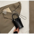Schwarze Retro-Zylindertasche mit silbernen Beschlägen und einem Ketten-Schultergurt - Ohne Anhänger / Schwarz