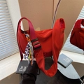 Bolso medialuna de nailon rojo con correa ancha ajustable y colgante tejido - Con Colgante / Rojo