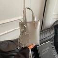 Mini silberne Metallic-Handtasche mit FANTOR Branding und süßem Hundeanhänger - Silber
