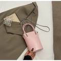 Zylindrische rosafarbene Eimer-Tasche aus PU-Leder mit silberner Kette in Lifestyle-Szene - Ohne Anhänger / Rosa