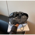 Primer plano detallado del bolso de hombro de tweed gris oscuro con mariposas metálicas - Negro