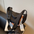 Bolso media luna de nailon negro versátil con correa ancha y colgante de marca - Con Colgante / Negro