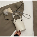 Schicke cremeweiße Beuteltasche mit Silberkette und Tragegriff im minimalistischen Design - Ohne Anhänger / Beige