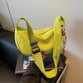 Bolso bandolera de media luna en nailon verde neón con correa ajustable y cinta logo - Con Colgante / Verde