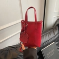 Mini rote Handtasche aus Kunstleder mit Tragegriffen und passendem Hund-Anhänger - Rot