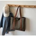 Detalle del bolso tote de lona con parche de cuero, cuerpo verde oliva y correas marrones - Verde