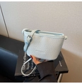 Dettaglio della borsa in pelle intrecciata azzurra con fibbia in metallo argento - Blu