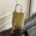 Mini-Eimertasche in Avocadogrün mit Gold-Logo und Bärenanhänger, Handtasche mit Schultergurt - Grün