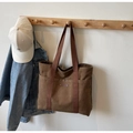 Bolso tote de lona marrón con parche de cuero y remaches en percha de madera - Café