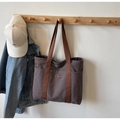 Détail du sac cabas en toile marron foncé avec sangles et deux poches frontales - Gris