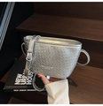Dettaglio della borsa intrecciata argento con fibbia regolabile e logo in rilievo - Argento