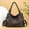 Bolso de mano marrón oscuro en cuero sintético con textura vintage y colgante de borla - Marrón Oscuro
