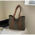 Grande borsa tote in tela verde oliva con manici marroni e tasche laterali capienti - Verde