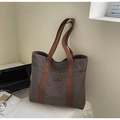 Dettaglio della capiente borsa tote in tela antracite con manici marroni e laptop - Grigio